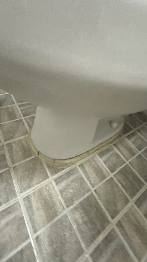 가평 화장실 변기 받침 둘레 누렇게 굳은 마감재