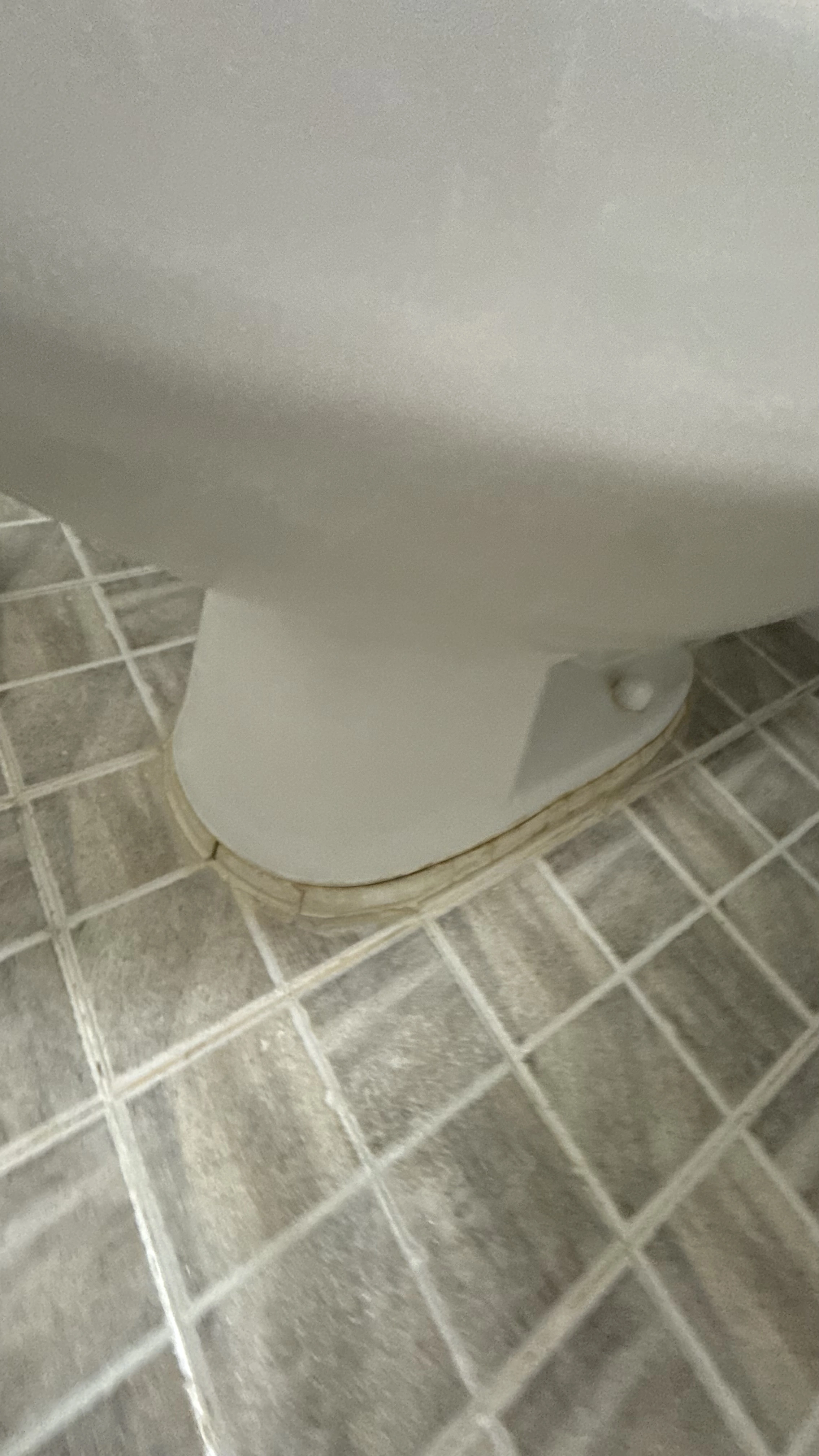 구리 양변기 하단 누렇게 굳은 이음새