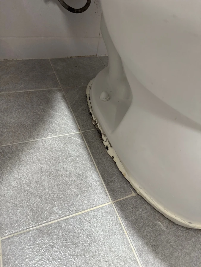 용산 화장실 변기 받침과 타일 바닥 사이 검게 낀 마감재