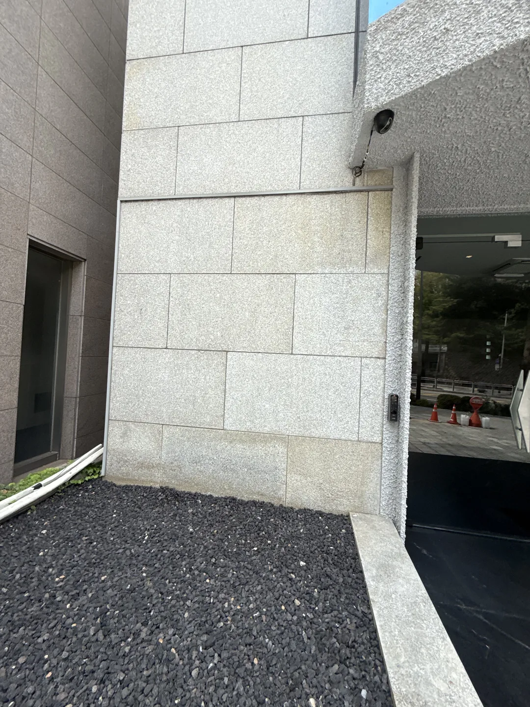경기 외벽 기둥 전체 모습