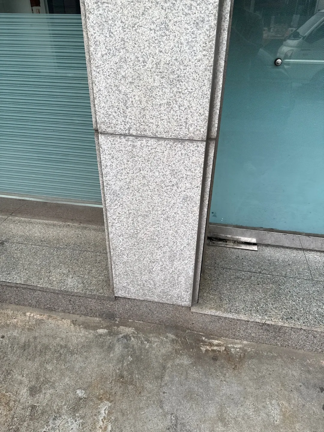 일산 외벽 기둥과 유리문 주변 전체 모습