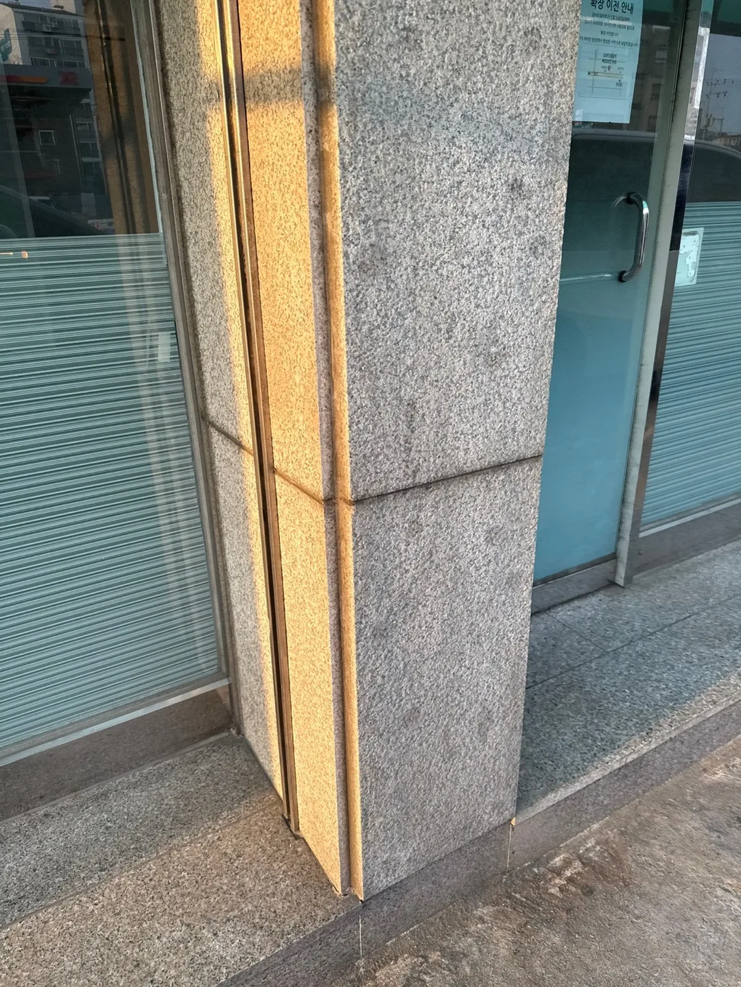 일산 상가 외벽 기둥 표면에 남은 실리콘 오염 자국 근접 사진